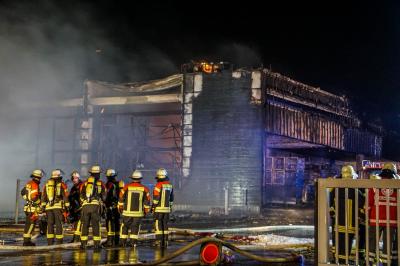Geislingen-Binsdorf: Grossbrand an einer Lagerhalle eines Klimatechnikbetriebes